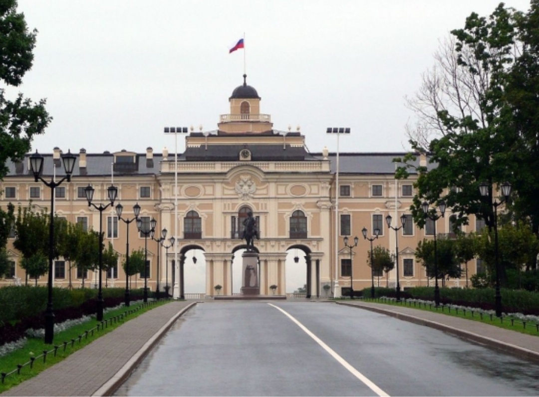 Константиновский дворец.