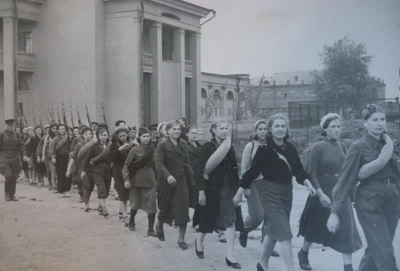 Бойцы всевобуча идут по улице Москвы
сентябрь 1941
Шагин Иван Михайлович Источник: https://russiainphoto.ru/