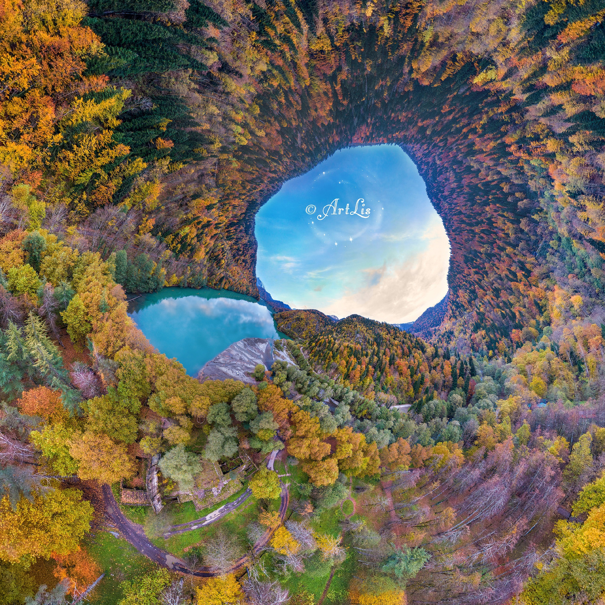 Осенняя Рица. Вид со стороны дикого пляжа