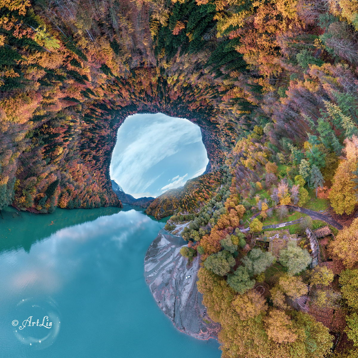 Осенняя Рица. Вид со стороны дикого пляжа