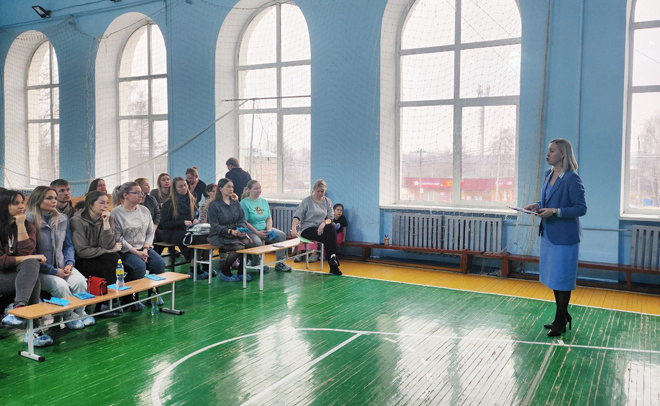 Родителей, пришедших на День открытых дверей, приветствует директор школы № 1 Ксения Владимировна Коршунова