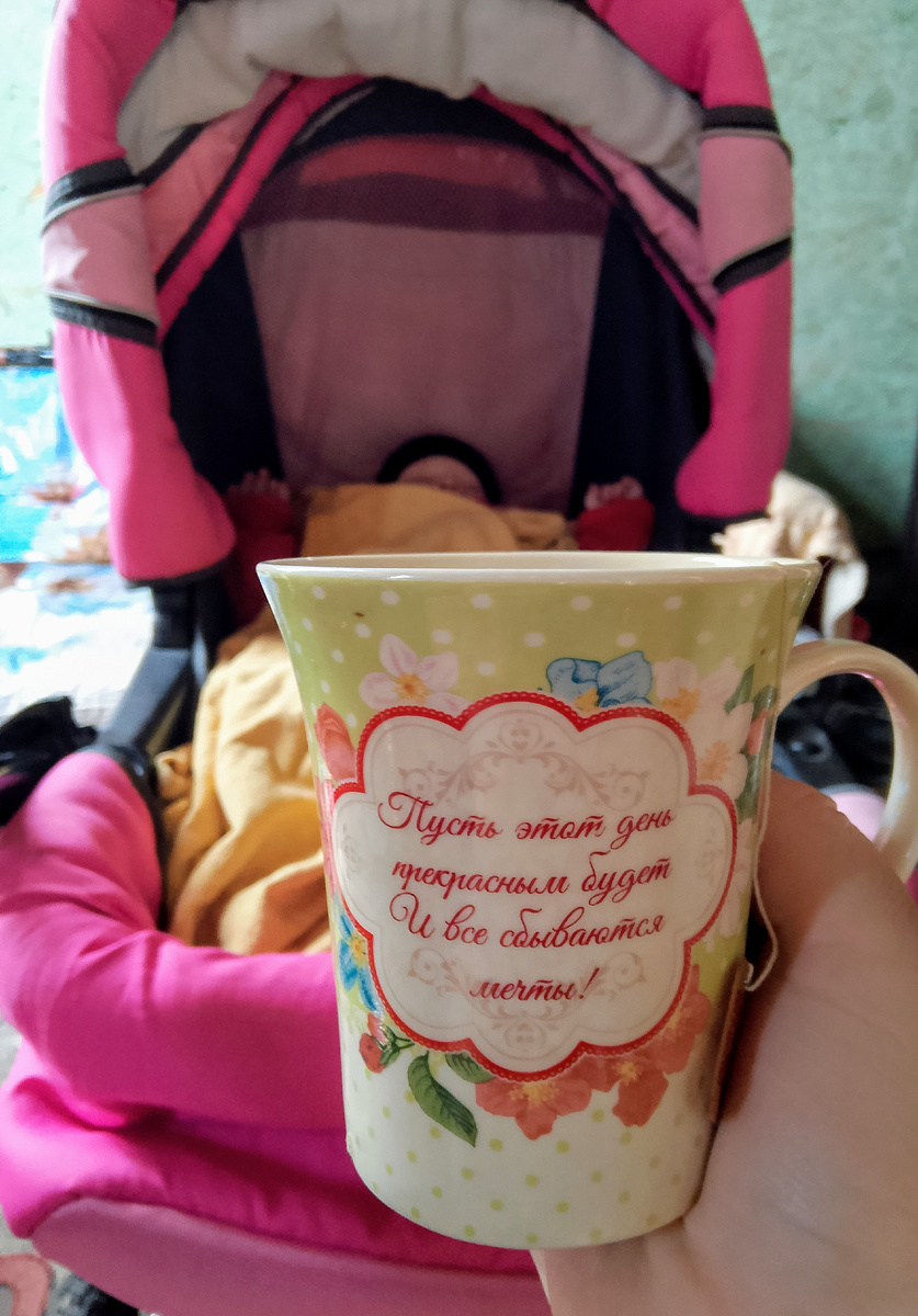 Коляска для сна во дворе ещё от дочки