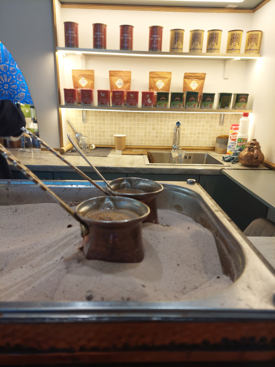 Кофе сваренный в турке и на песке  в Москве очень редкое явление. 