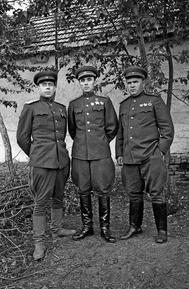 Курская битва. Контрподготовка на Воронежском фронте. Командование 40-й армией Воронежского фронта (слева направо): генерал-майор Алексей Алексеевич Епишев, генерал Кирилл Семёнович Москаленко и генерал-майор Константин Васильевич Крайнюков // РИА Новости / © Яков Рюмкин