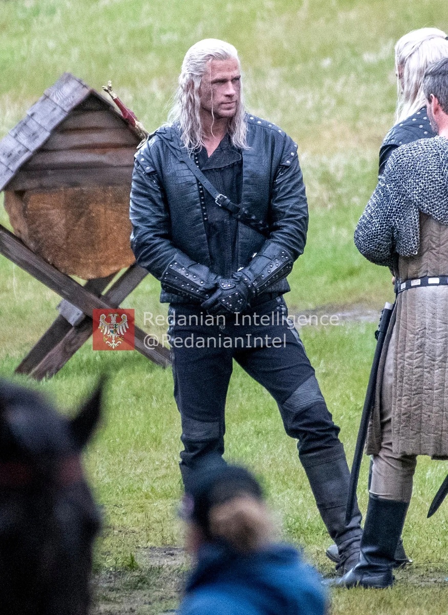    Геральт сильно изменился за лето. Новые кадры со съёмок пятого сезона «Ведьмака»