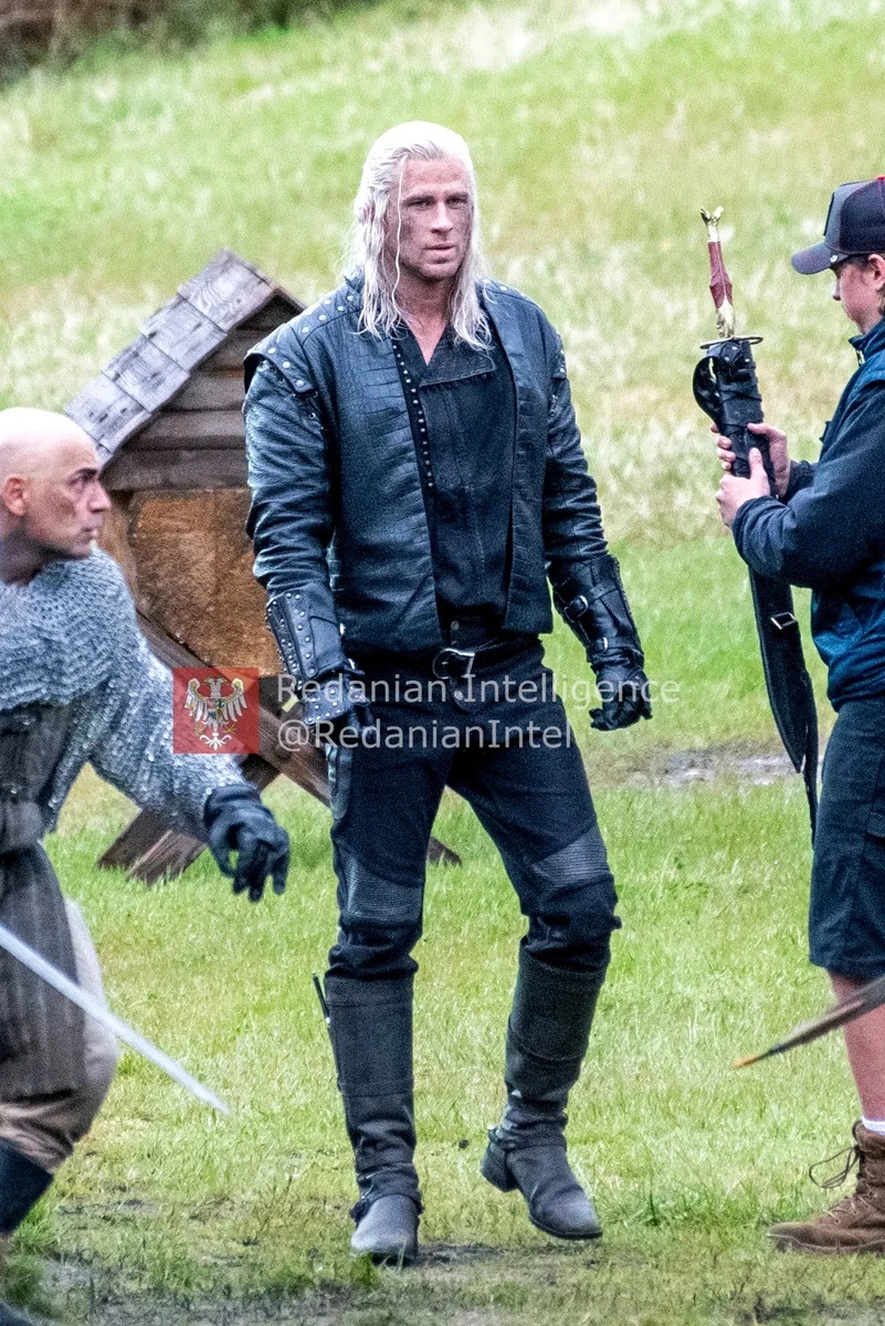    Геральт сильно изменился за лето. Новые кадры со съёмок пятого сезона «Ведьмака»