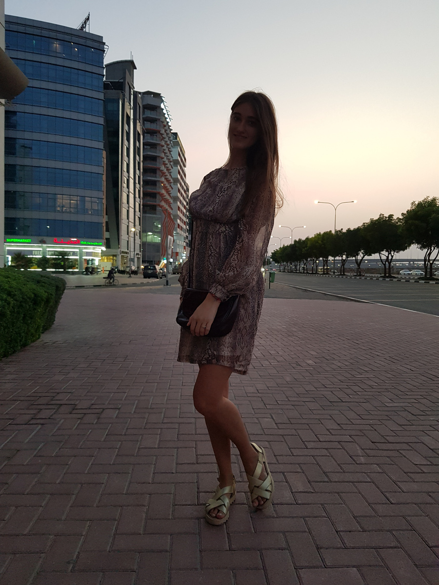 Первый вечер и вылазка в город. Я набрала себе вещи, поделенные на две категории: Дубай и Таиланд. Мое предположение было, что в Дубае нельзя носить открытое и пляжное, поэтому одевала по-началу красивые платья, брюки, блузки. Но это быстро прошло.