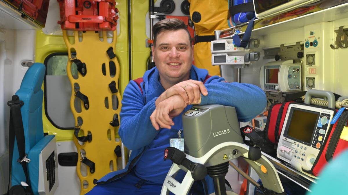    Врач-реаниматолог детской реанимационной бригады подстанции № 34 Вячеслав Чурсин показывает современное оборудование, которым оснащен автомобиль скорой помощи. По сути это клиника на колесах, где есть все необходимое для спасения детских жизней / Фото: Александр Кочубей / Вечерняя Москва