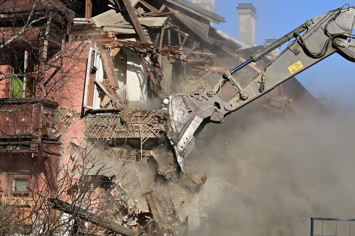    Снос аварийного дома в Петрозаводске. Фото: "Республика"/Сергей Юдин