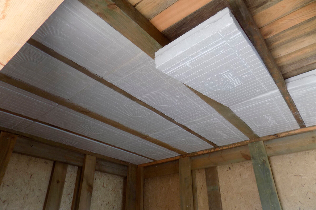 Как правильно самому утеплить потолок?