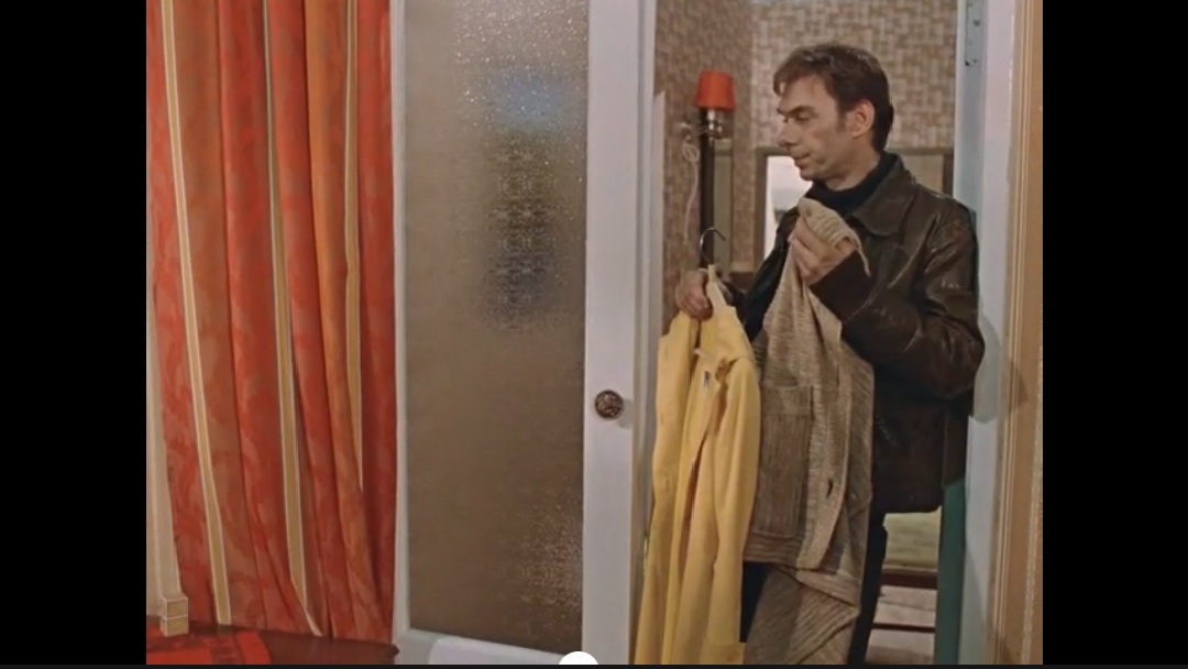 "Отоспитесь на природе" - с противным выражением морды лица и с противными интонациями. Залез в спальню в уличной обуви, не считаясь с тем, что согласия на пикники никто не давал, что у людей могут быть свои планы, что люди спят. Типичное поведение классического абьюзера.