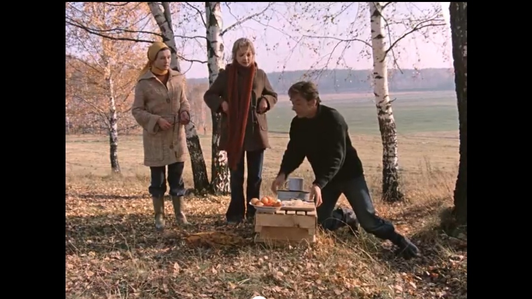 Вот Катя предлагает помощь. Что в ответ? "Неее, шашлык женских рук не терпит, ваши места в зрительном зале!" 