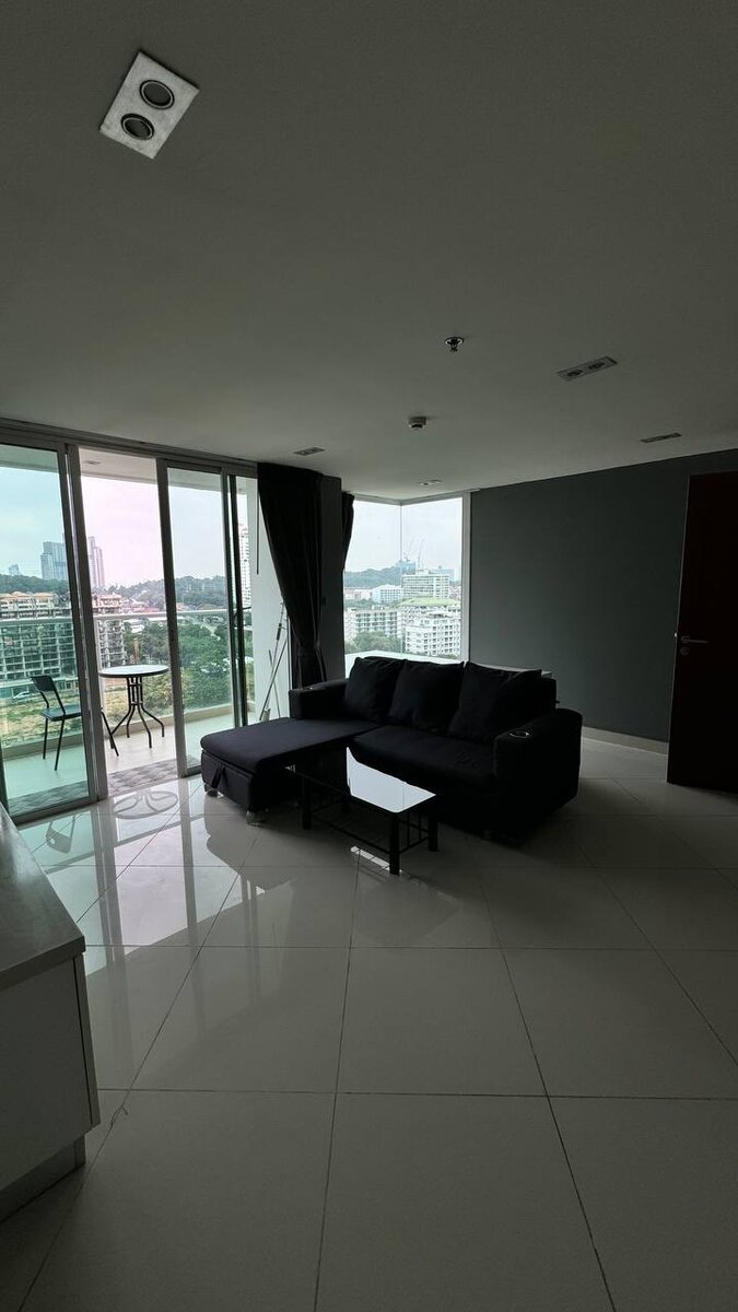 современная гостиная с панорамным остеклением