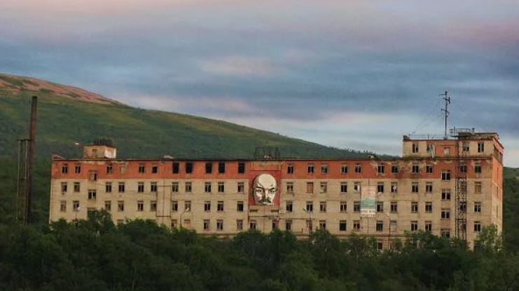 Магадан, Марчекан. Казарма подводников и штаб бригады, так называемый "Пентагон".  Фото:  wikimapia.org