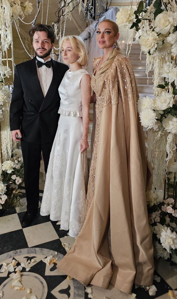 Анастасия Волочкова с дочерью и ее женихом. Фото: Феликс Грозданов / Клео.ру