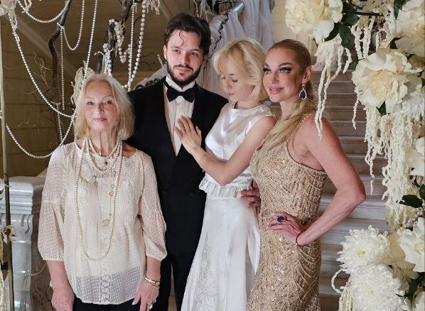 Анастасия Волочкова с дочерью, ее женихом и матерью. Фото: Феликс Грозданов / Клео.ру