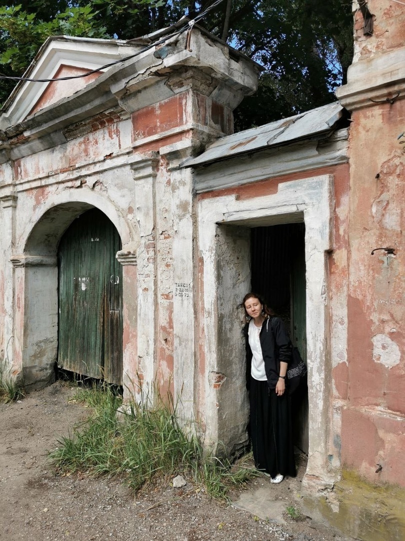 автор канала выглядывает модные едальни:) они, кстати, от зелёных воротвлево - там есть итальянский ресторанчик, ну, а мы пойдём налево - в "джус-кафе"