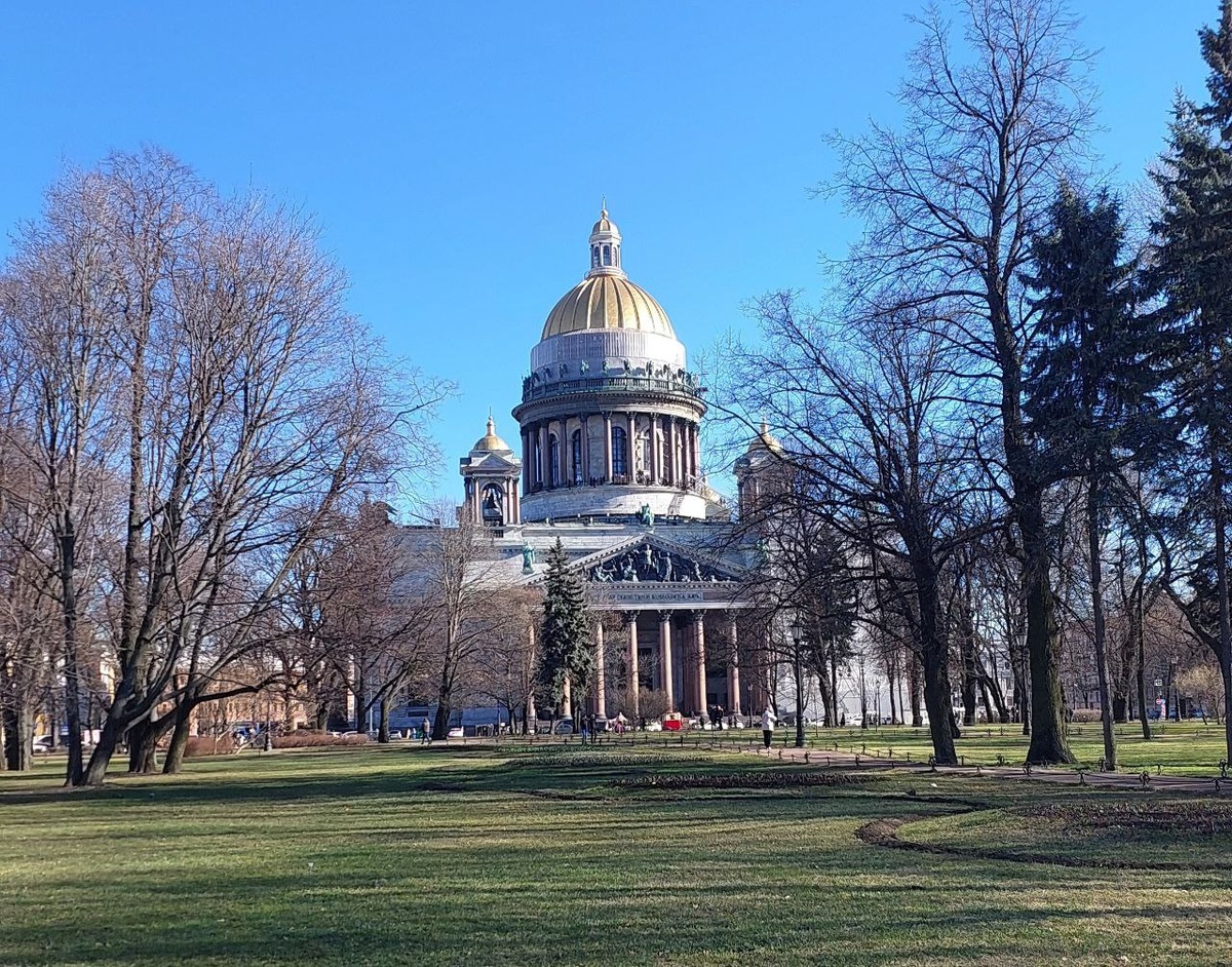 Просыпается природа, зеленеет травка 