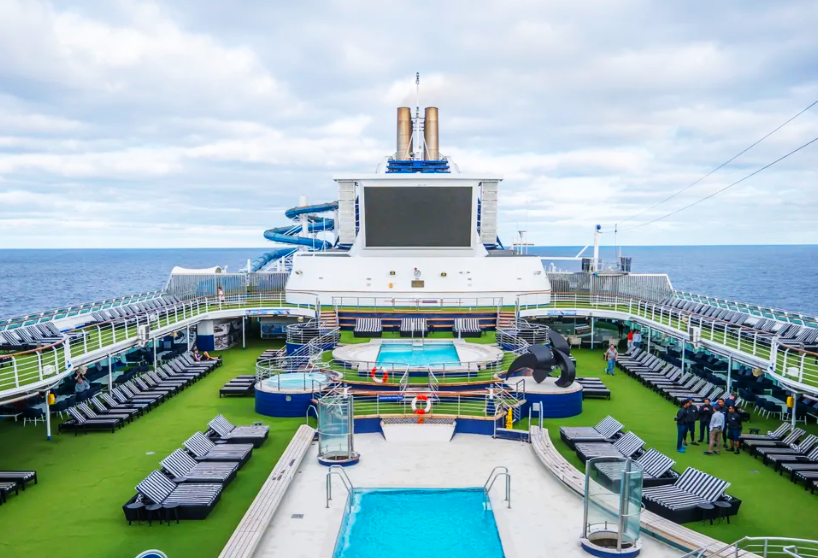 Лайнер "Star Voyager". Листай карусель →