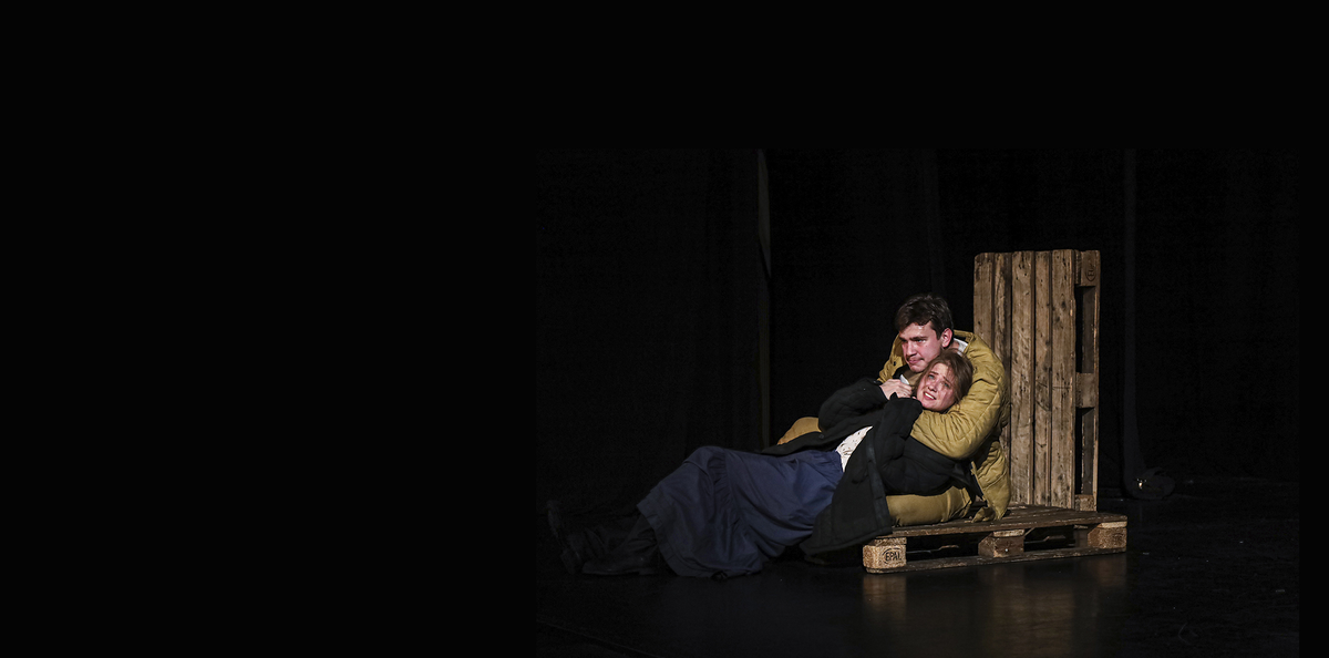 Фото с сайта театра https://m-g-t.ru/performance/zhivi-i-pomni/