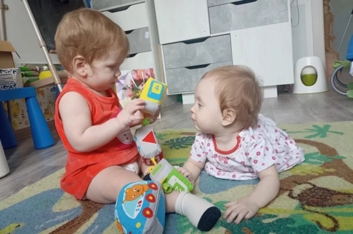    Одна из малышек уже пытается встать на ноги. А вторая с любопытством смотрит на неё.