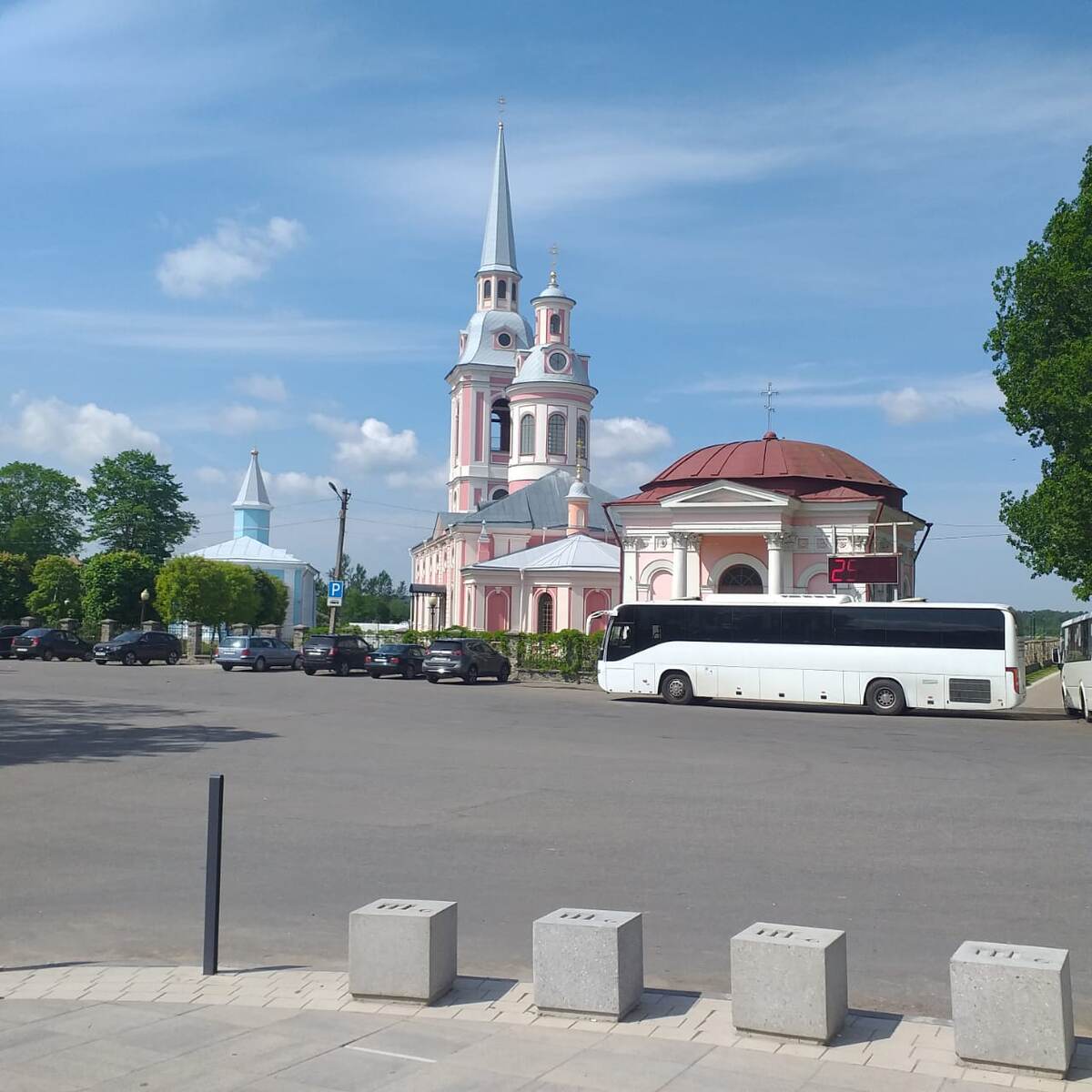 Благовещенский собор, слева от него голубая Никольская церковь, справа - Казанская часовня.