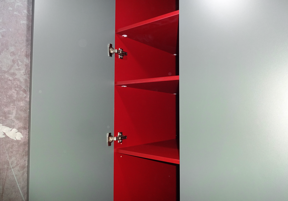 Шкаф изнутри. Знавете как называется этот цвет? Я не знаю, но это не красный