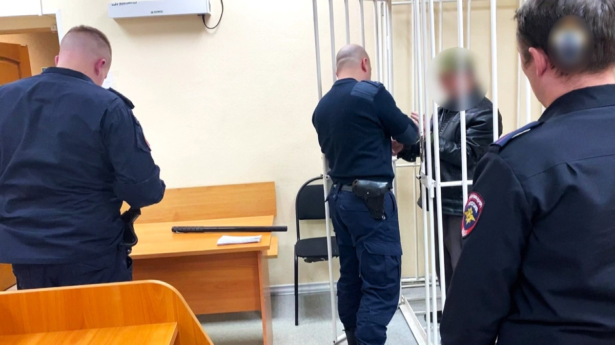    В Югру доставили преступника, скрывавшегося больше 10 лет