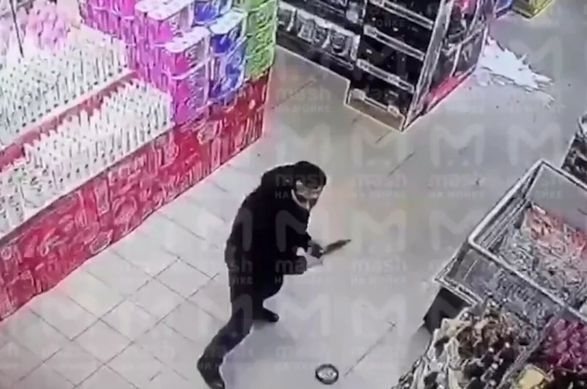    Напавшего с ножом на людей в гипермаркете Петербурга отправят на лечение