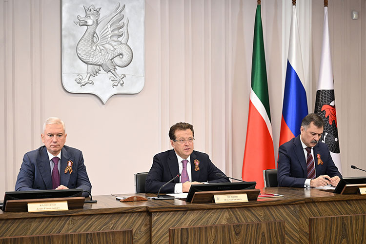    Ильсур Метшин: «К сожалению, ветеранов все меньше и меньше. В эти дни представители исполкома навещают их, передают слова благодарности, помогают решать возникающие вопросы. Очень важно, чтобы атмосфера благодарности дошла до каждого ветерана, труженика тыла».   
Фото: metshin.ru