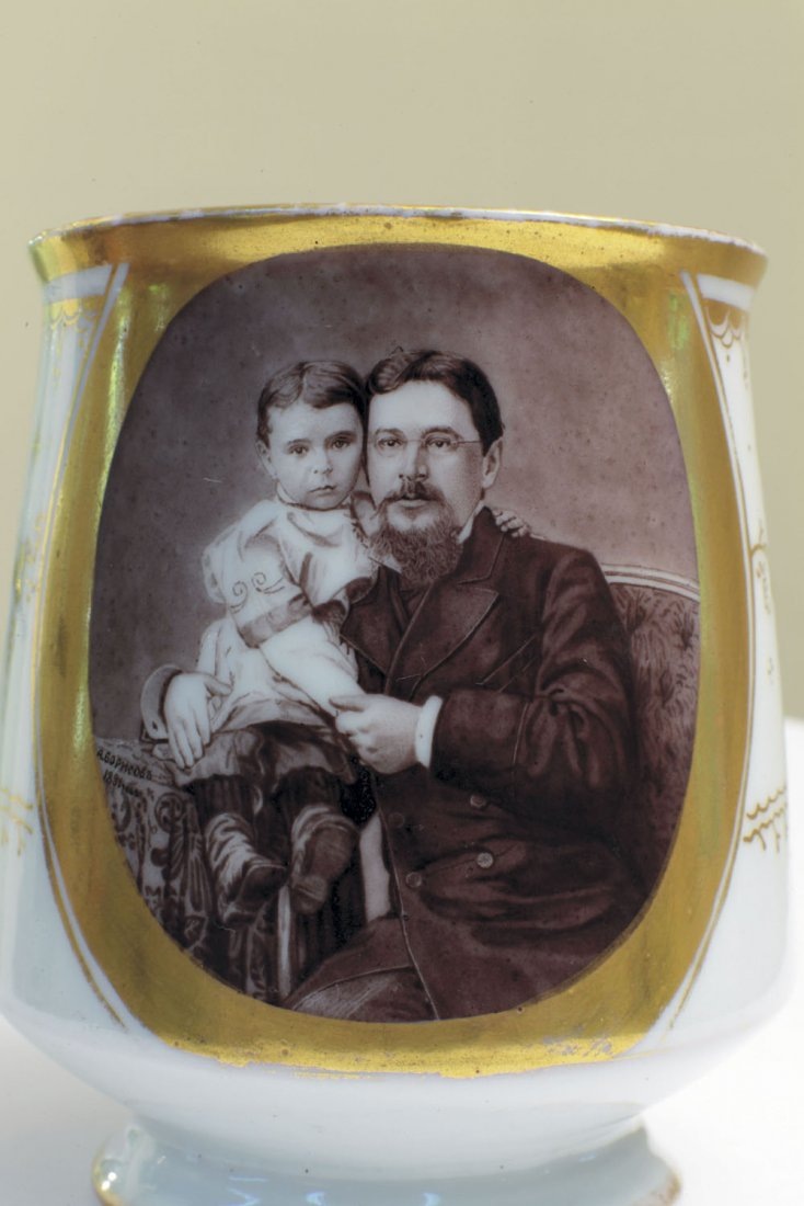 Фарфоровая кружка с портретом Ивана Дмитриевича Перевалова и одного из его сыновей, сделанная на переваловской же фабрике. © Иркутский областной художественный музей