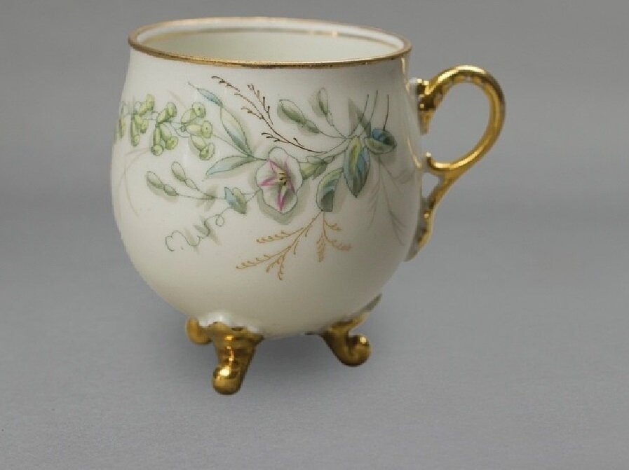 Фарфоровая чашка, выпущенная на переваловской фабрике. © Иркутский областной художественный музей