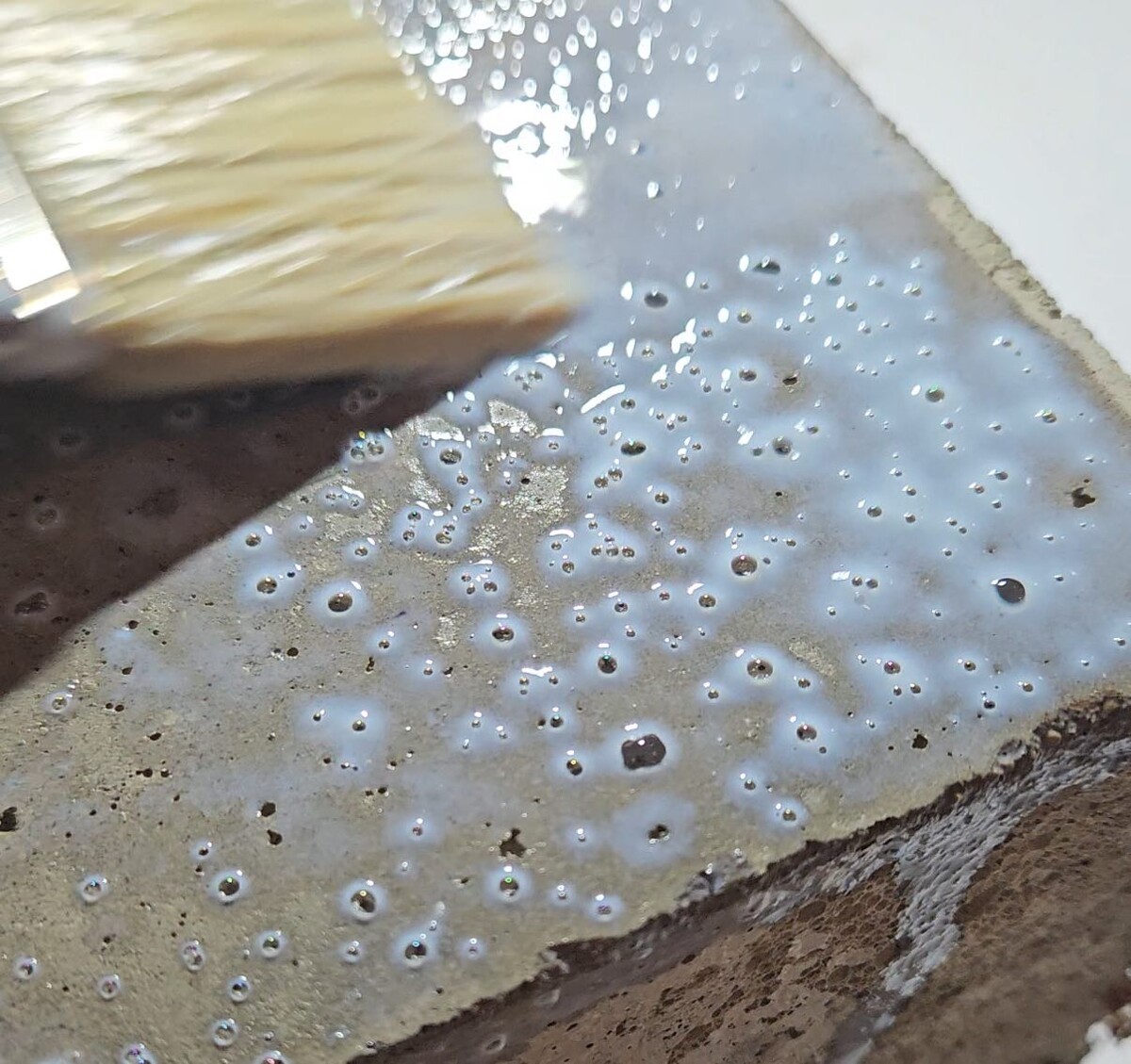 Грунтовка заполнит поры в бетоне и создаст прочную пленку.