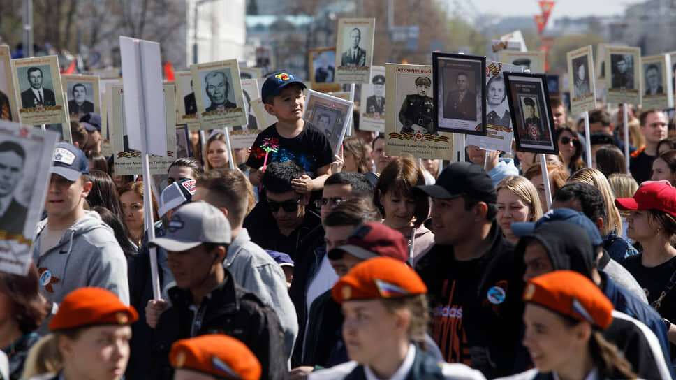 В последний раз "Бессмертный полк" проходил по улицам Екатеринбурга в 2022 году.📷Фото: Марина Молдавская / Коммерсантъ