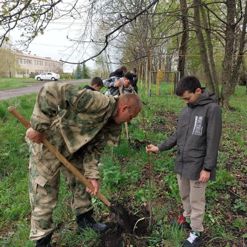    Деревца сажали лесники и школьники Фото: минприроды Ставропольского края