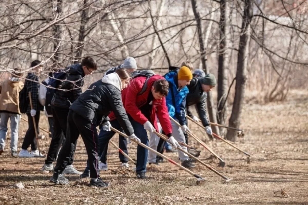    В Екатеринбурге субботники объединили почти десять тысяч человек
