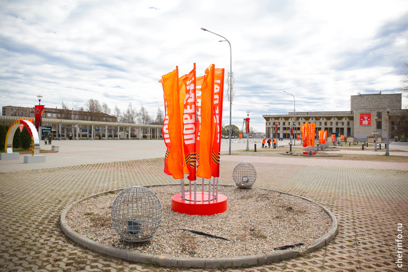    Праздничные композиции уже появились на площади Молодежи, у зенитки и на воинском мемориале на первом кладбище.