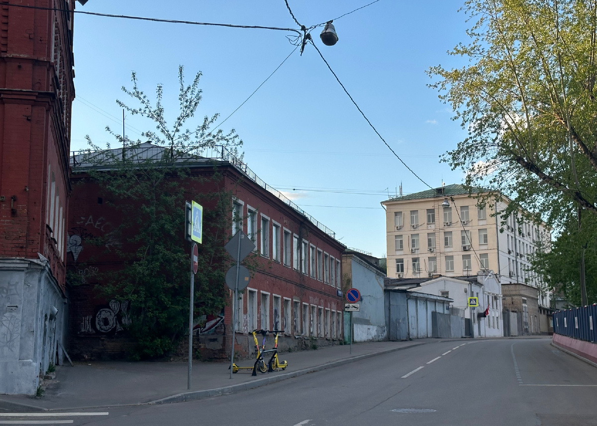 Личное фото автора. Старенькая Москва.. вечереет. Отдыхали там в кафе, до которого можно добраться только на машине.  