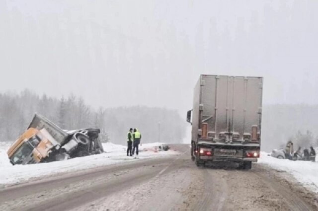    Автомобили разнесло в разные стороны. Фото: Прокуратура Кировской области