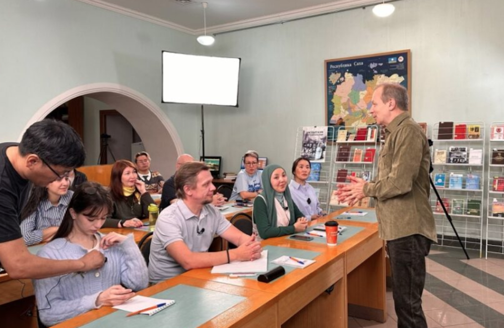 Дмитрий Петров с учениками. Фото: Национальная библиотека Якутии. Источник: ysia.ru