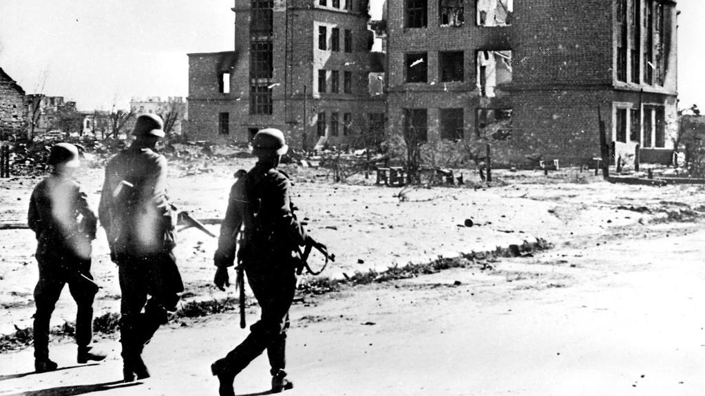 Немецкий патруль на улице Сталинграда, из архива Владимира Высоцкого, автор неизвестен, 1942 г., МАММ/МДФ