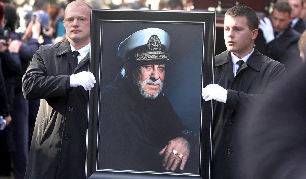     Mash: налоговая служба подала в суд на Бедроса Киркорова после его смерти