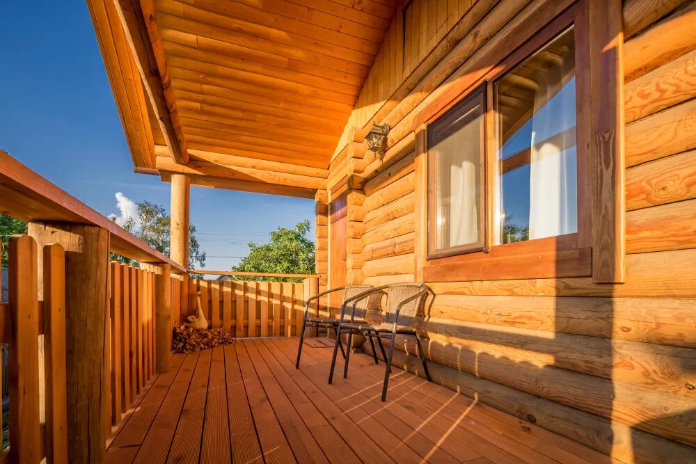 Дом из бревна, который оставили после строительства как есть. Чтобы в таком доме было тепло, бревно должно быть довольно толстым. Источник: nazarovsergey / Shutterstock