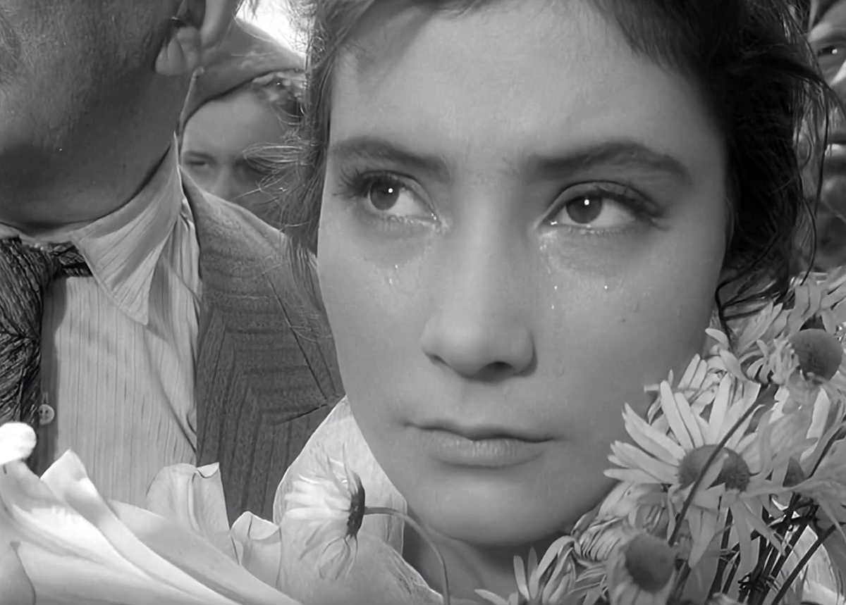 Кадр из кинофильма "Летят журавли", 1957 г., режиссер Михаил Калатозов, сценарист Виктор Розов, композитор Моисей Вайнберг (скриншот)