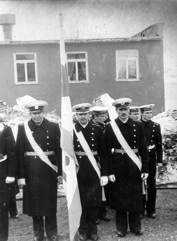 фото (1 мая 1983 г., Бечевинка), слева направо – мичман Медведев Н.В.; лейтенант (автор); мичман Гончарук В.С.