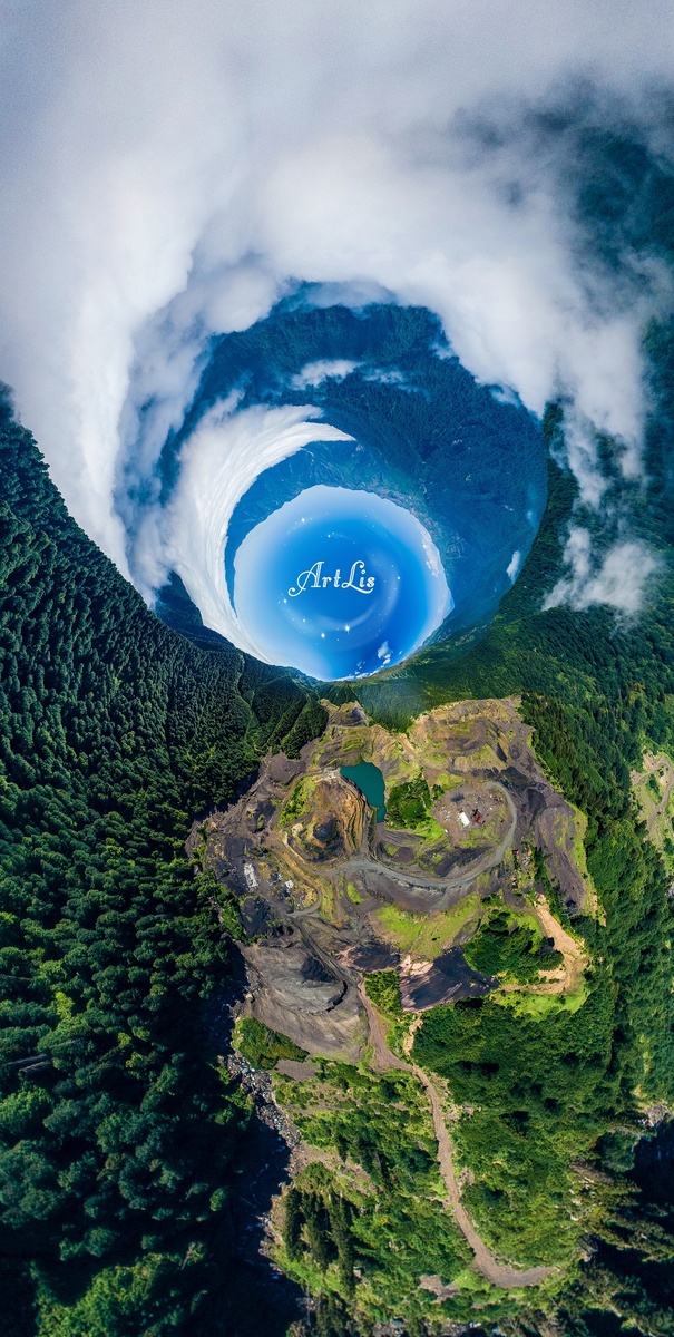 Над заброшенным угольным карьером в Ткуарчальском районе