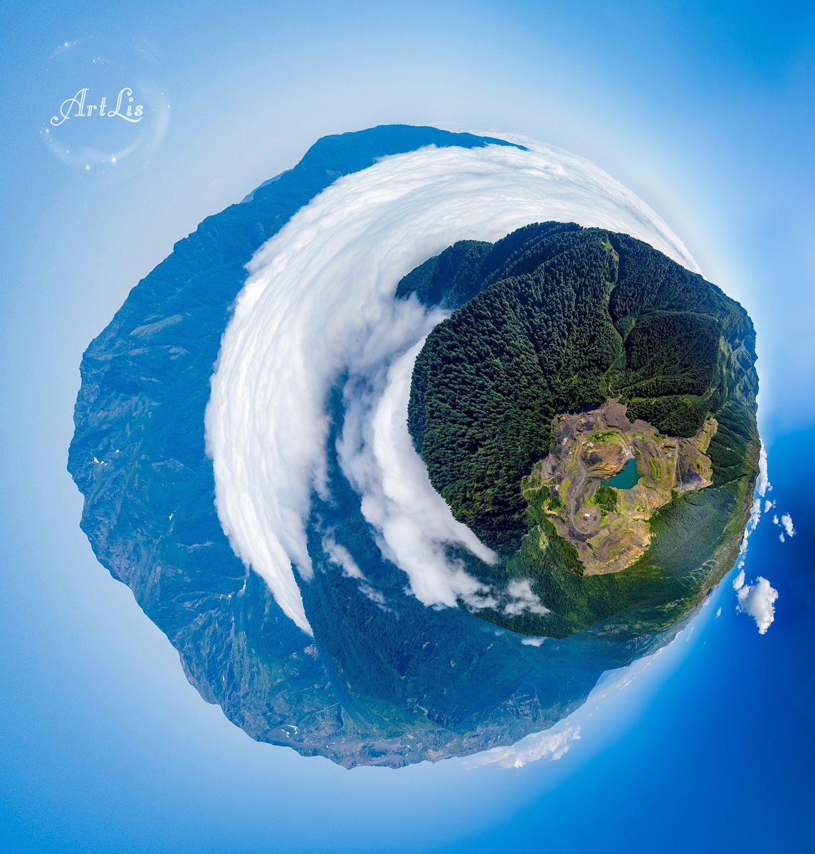 Над заброшенным угольным карьером в Ткуарчальском районе