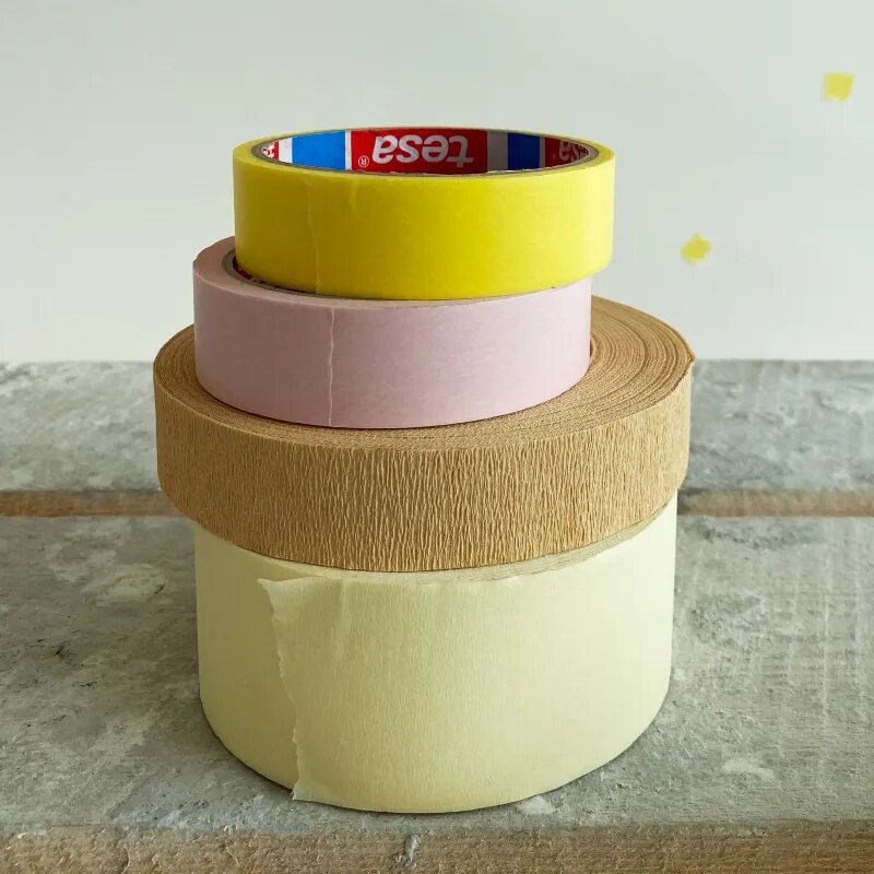 Желтый малярный скотч «Теса» — для ровного края, розовый — для свежеокрашенных поверхностей, крафтовый гнущийся — для окружностей. Снизу — обычный малярный скотч
