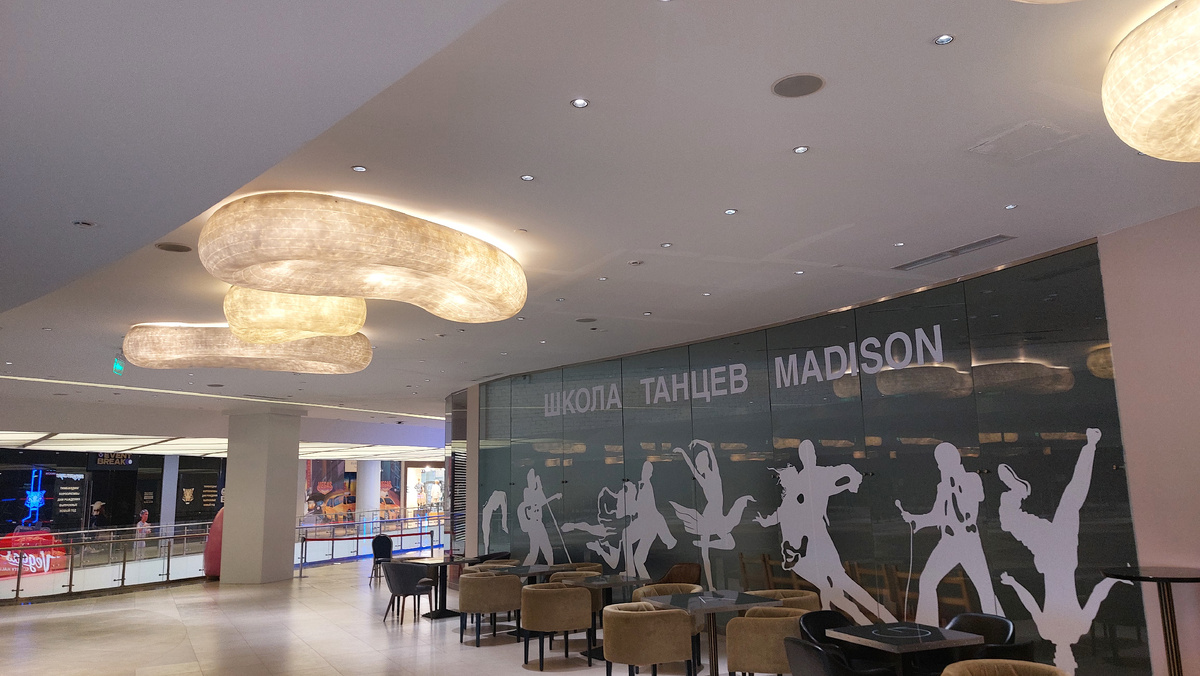 Снова в "Вегасе", снова рассматриваю забавные светильники на потолке