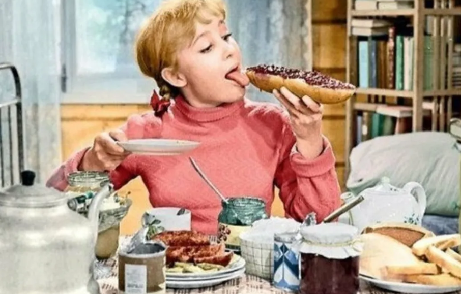 На столе перед Тосей можно обнаружить сразу две открытые банки сгузенного молока - классическая бело-синяя банка и коричневая.